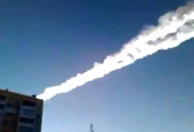 PIOGGIA DI METEORITI IN RUSSIA jpeg