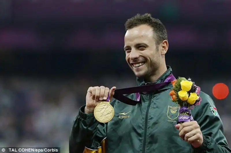 PISTORIUS CON LA MEDAGLIA CONQUISTATA AI GIOCHI OLIMPICI jpeg