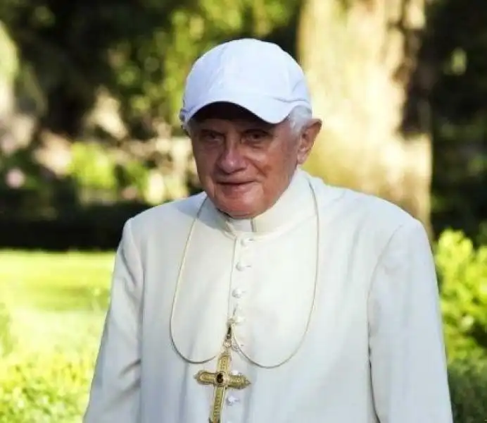 RATZINGER CON IL CAPPELLINO BIANCO jpeg