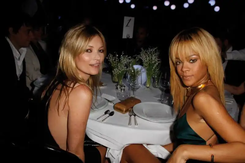 RIHANNA E KATE MOSS A CENA PER STELLA MCCARTNEY 