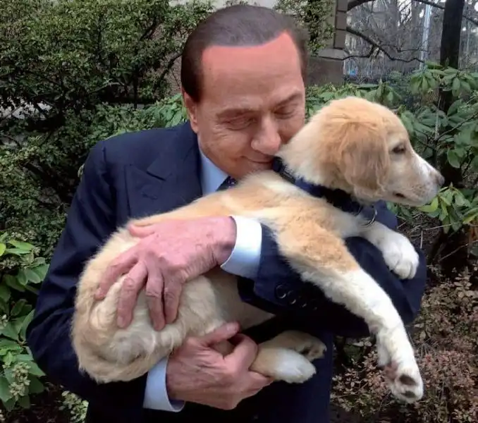 SILVIO BERLUSCONI CON IN BRACCIO UNA CAGNOLINA 