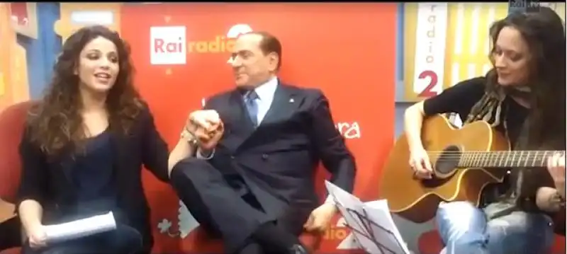 SILVIO BERLUSCONI ALL INTERVISTA CANTATA A UN GIORNO DA PECORA 