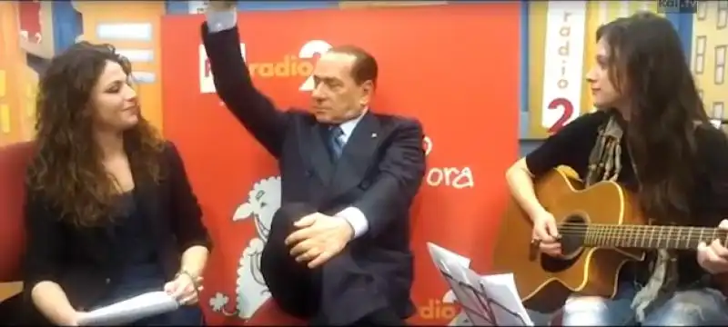 SILVIO BERLUSCONI ALL INTERVISTA CANTATA A UN GIORNO DA PECORA 