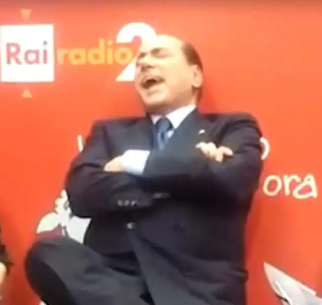 SILVIO BERLUSCONI ALL INTERVISTA CANTATA A UN GIORNO DA PECORA 