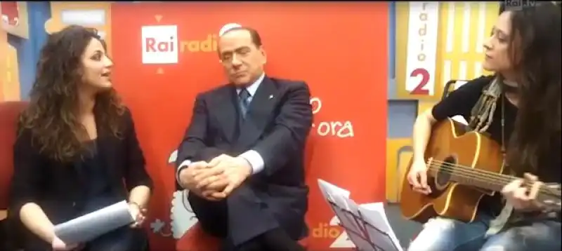 SILVIO BERLUSCONI ALL INTERVISTA CANTATA A UN GIORNO DA PECORA 