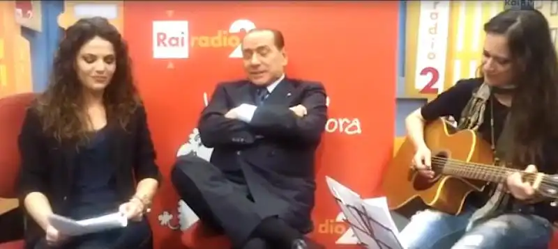 SILVIO BERLUSCONI ALL INTERVISTA CANTATA A UN GIORNO DA PECORA 