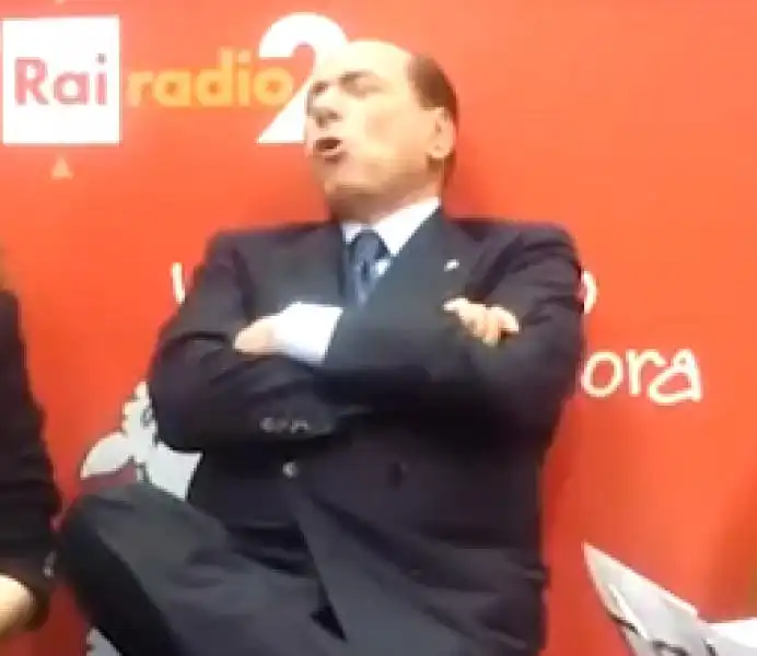 SILVIO BERLUSCONI ALL INTERVISTA CANTATA A UN GIORNO DA PECORA 