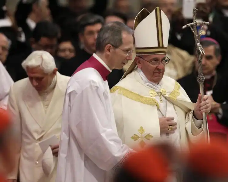 BERGOGLIO E RATZINGER A SAN PIETRO PER IL CONCISTORO 