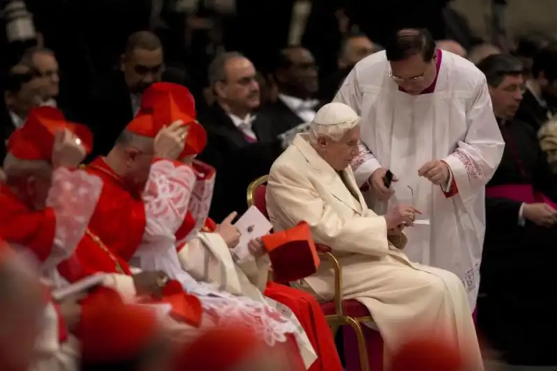 BERGOGLIO E RATZINGER A SAN PIETRO PER IL CONCISTORO 