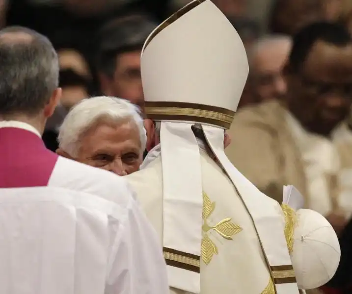 BERGOGLIO E RATZINGER A SAN PIETRO PER IL CONCISTORO 