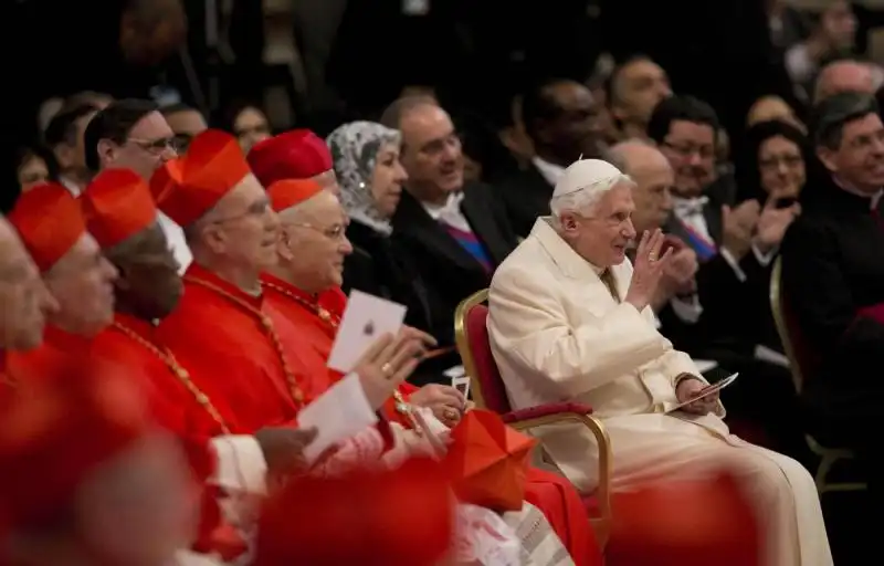 BERGOGLIO E RATZINGER A SAN PIETRO PER IL CONCISTORO 