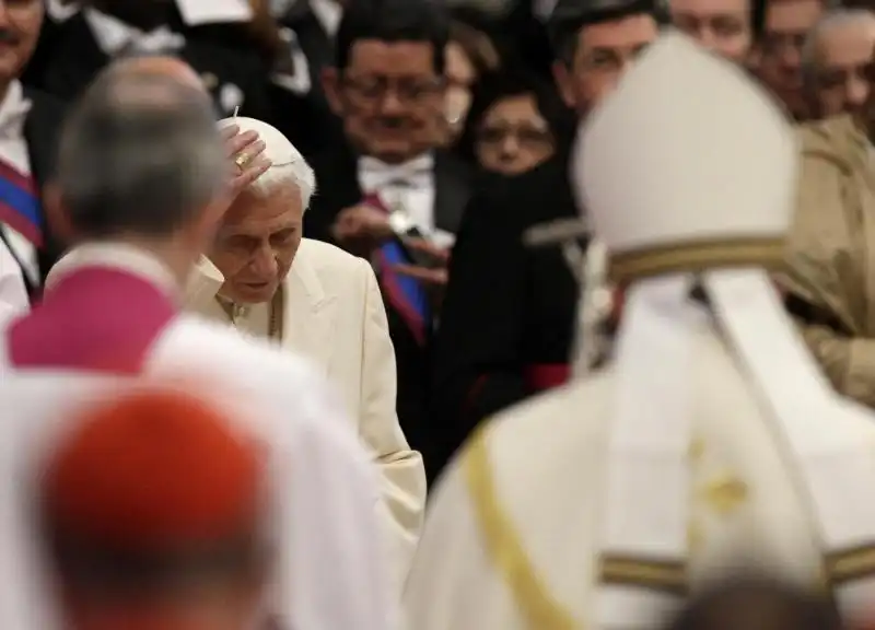 BERGOGLIO E RATZINGER A SAN PIETRO PER IL CONCISTORO 