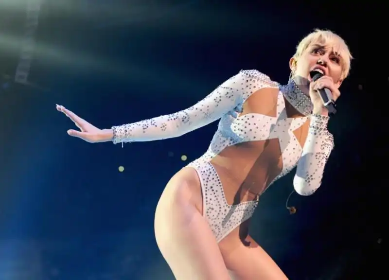 miley cyrus opens bangerz tour 