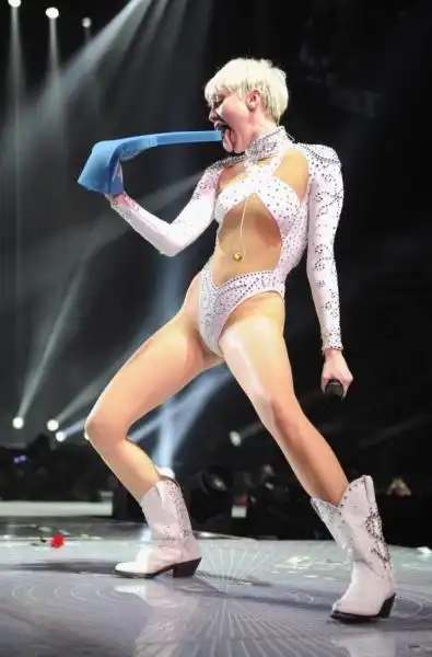 miley cyrus opens bangerz tour 