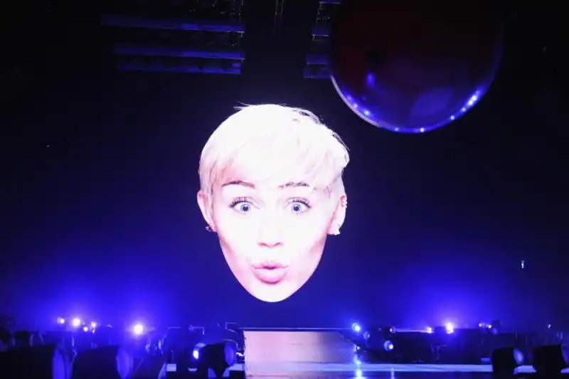 miley cyrus opens bangerz tour 