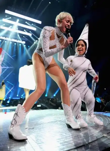 miley cyrus opens bangerz tour 