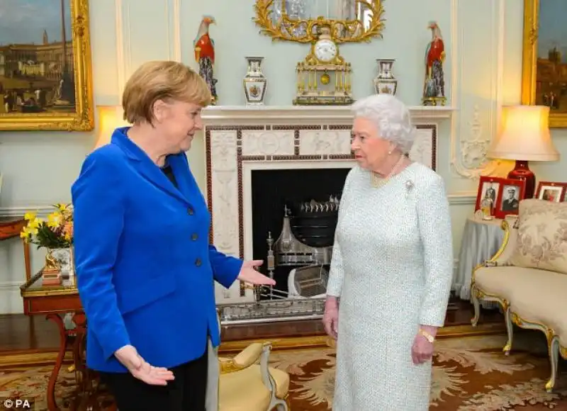 ANGELA MERKEL E LA REGINA ELISABETTA 