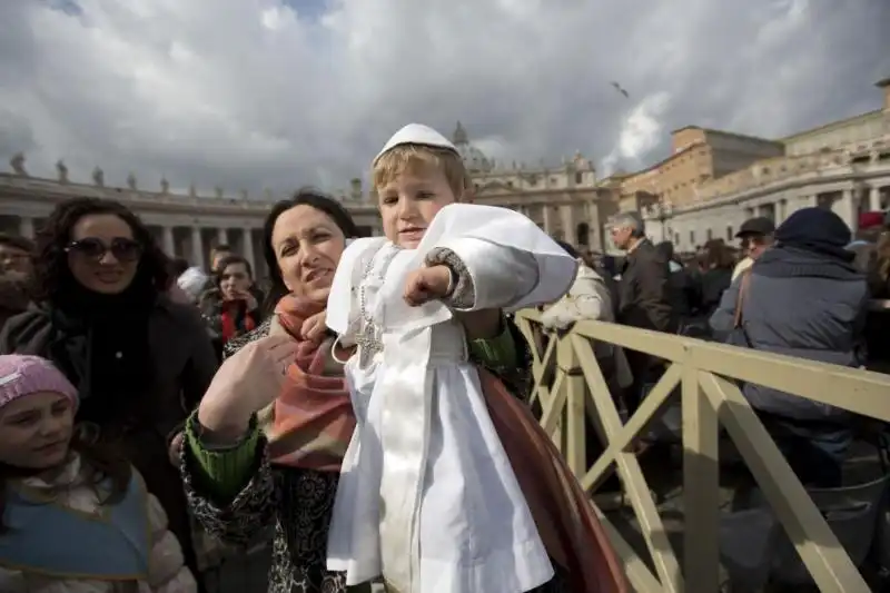 IL BAMBINO VESTITO DA PAPA PER CARNEVALE A PIAZZA SAN PIETRO 