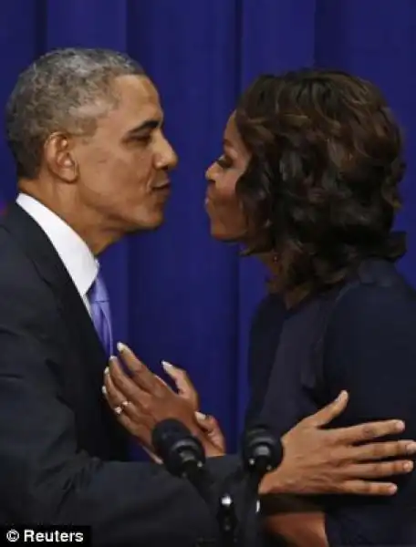 Barack vuole baciare Michelle sulle labbra 