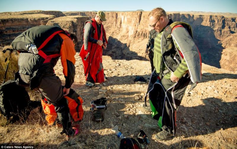 I base jumpers si vestono da rondini