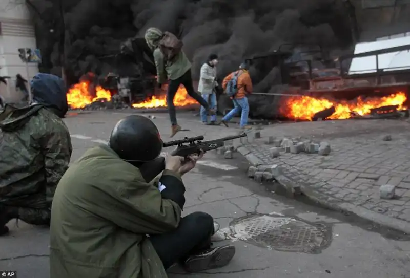 La battaglia fra anti governativi e poliziotti a Kiev 