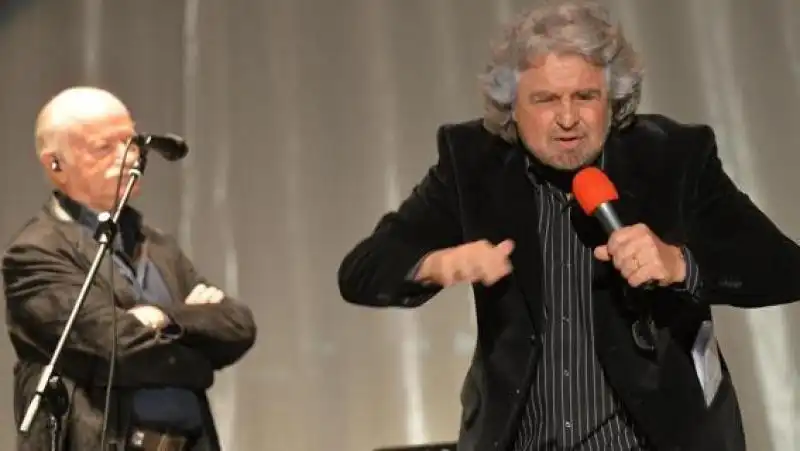 Beppe Grillo sul palco insieme a Gino Paoli 