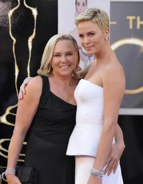 Charlize Theron con sua madre 