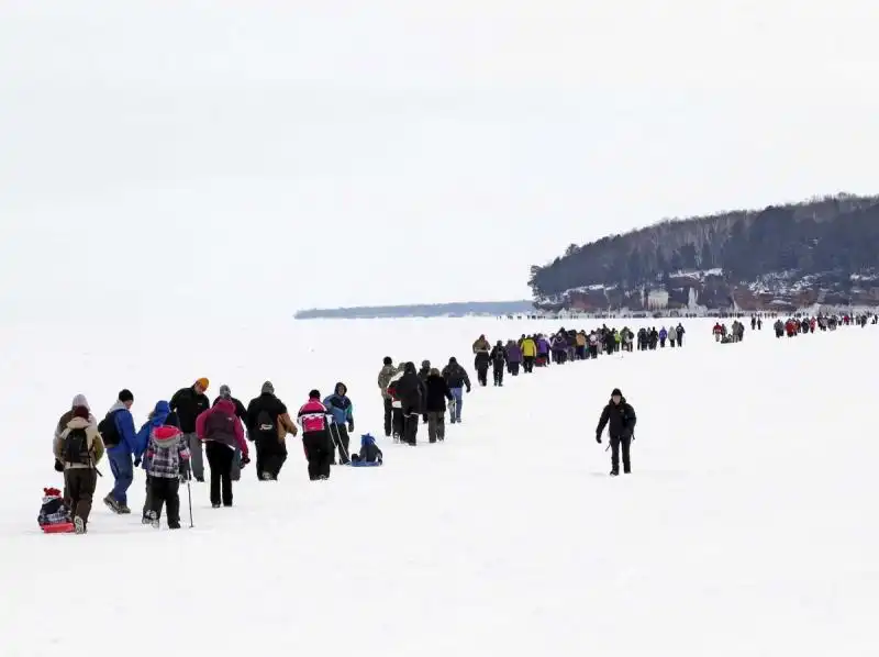 La fila per le grotte di ghiaccio 