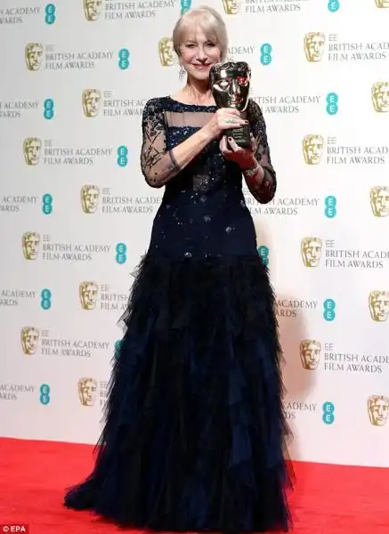 Helen Mirren mostra il trofeo 