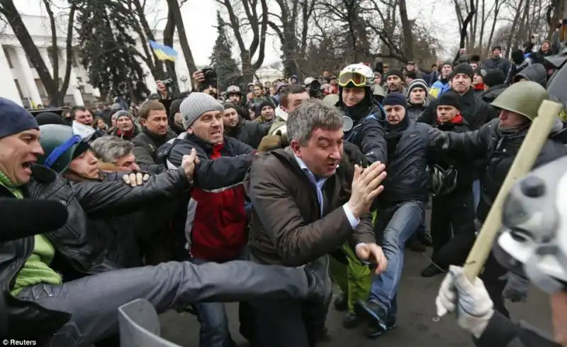 kiev, manifestanti aggrediscono un supporter  governativo