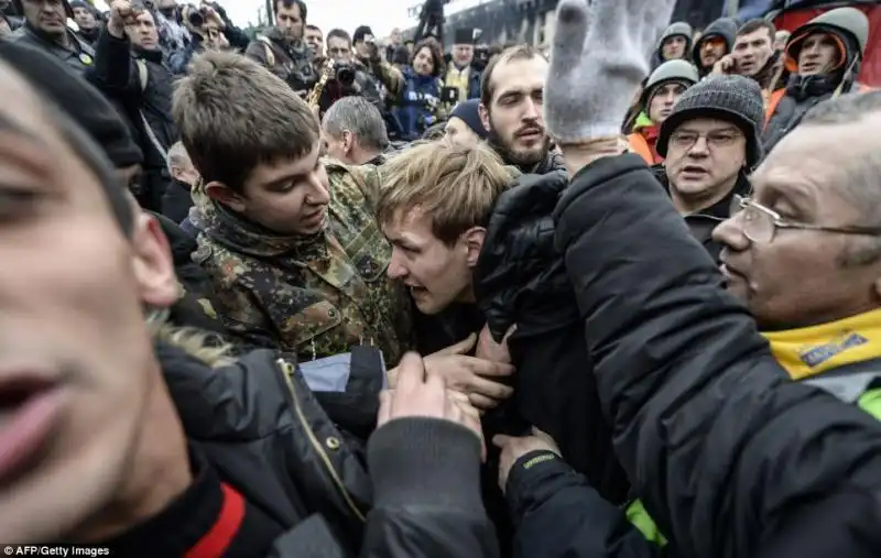 kiev, manifestanti aggrediscono un supporter  governativo