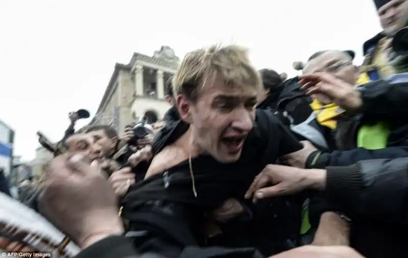 kiev, manifestanti aggrediscono supporter governativo