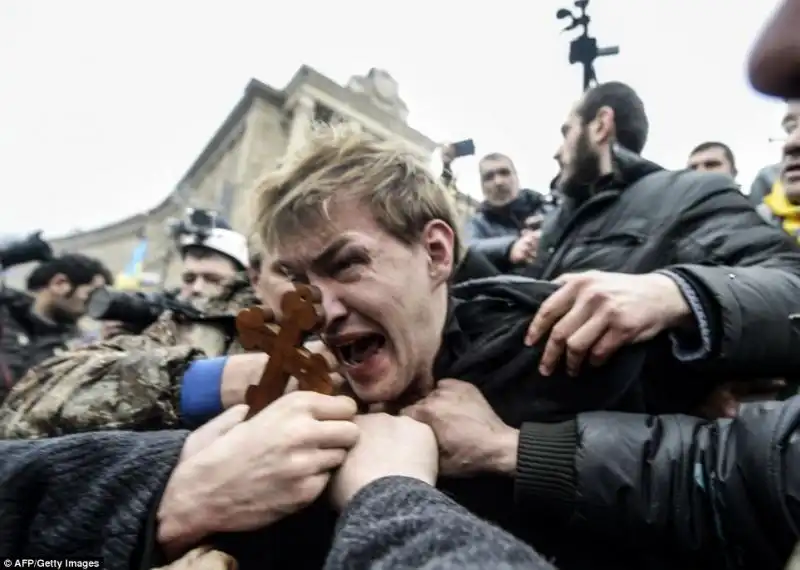 kiev, manifestanti aggrediscono supporter governativo