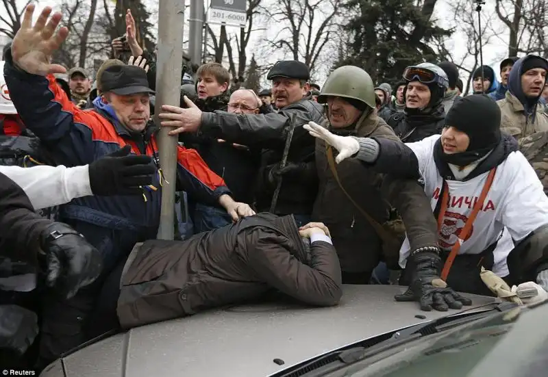 manifestanti anti governativi attaccano il deputato Grushevsky 