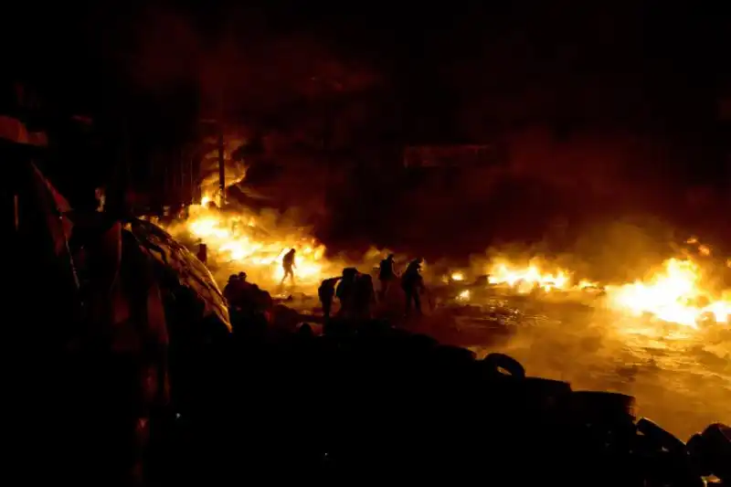 I manifestanti danno fuoco a pile di gomme 