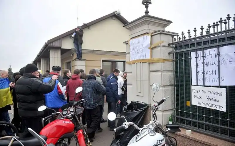 Manifestanti entrano nel palazzo Yanukovich 