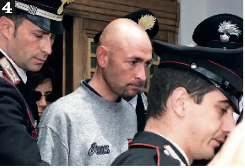 MARCO PANTANI A MADONNA DI CAMPIGLIO CON I CARABINIERI DOPO LA SQUALIFICA AL GIRO DEL 