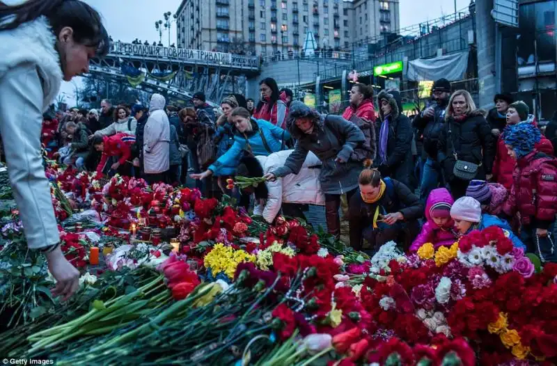 Un mare di fiori per i morti di Kiev 