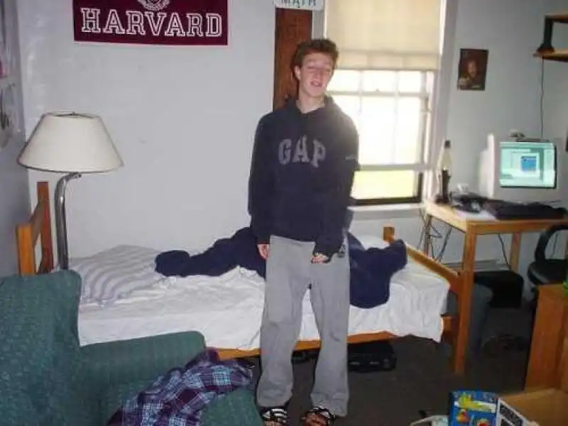 MARK ZUCKERBERG NEL DORMITORIO DI HARVARD 