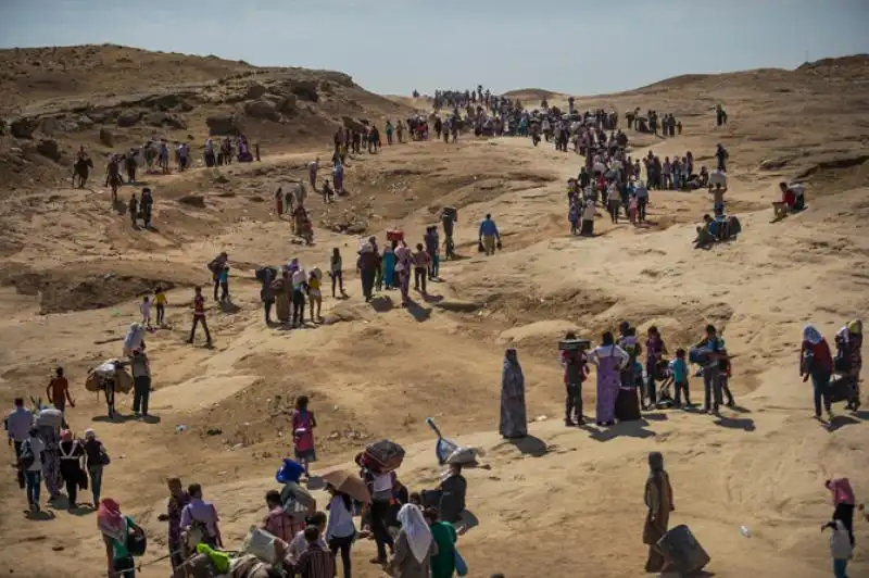 Migliaia di curdi siriani attraversano il deserto 