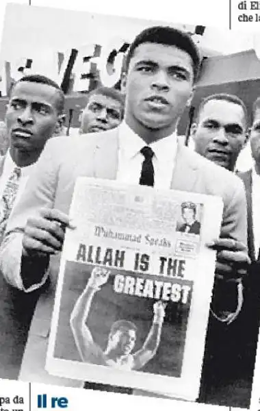 MUHAMMAD ALI MOSTRA IL GIORNALE CHE CONSACRA IL SUO PASSAGGIO ALL'ISLAM