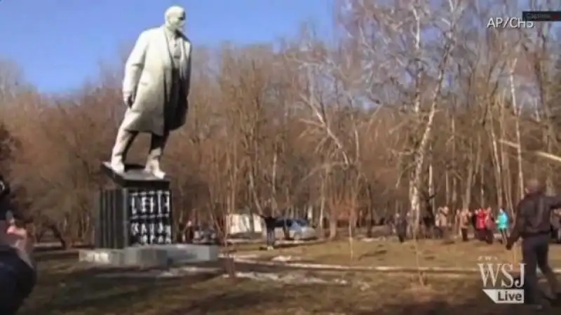 OLTRE CENTO STATUTE DI LENIN DISTRUTTE IN UCRAINA 