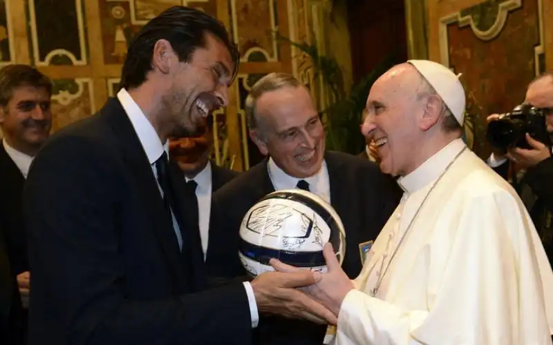 papa francesco bergoglio con buffon e giancarlo abete 