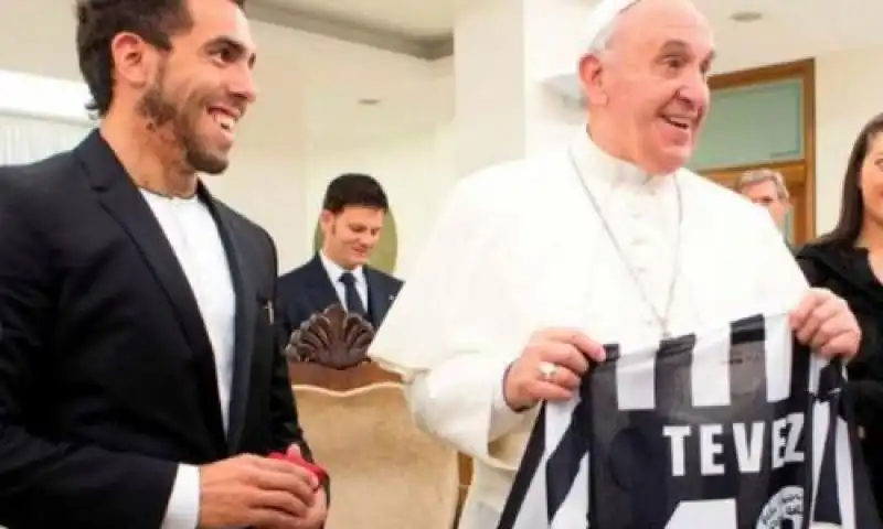 papa francesco bergoglio con tevez 