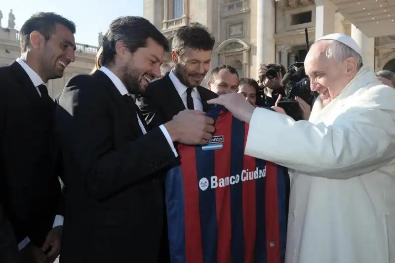 Papa Francesco con coppa e maglietta del San Lorenzo 