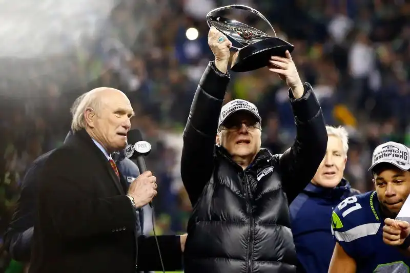 paul allen con il trofeo del superbowl 