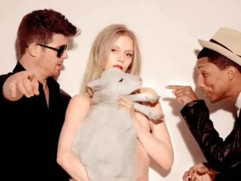 pharrell williams in blurred lines con robin thicke 