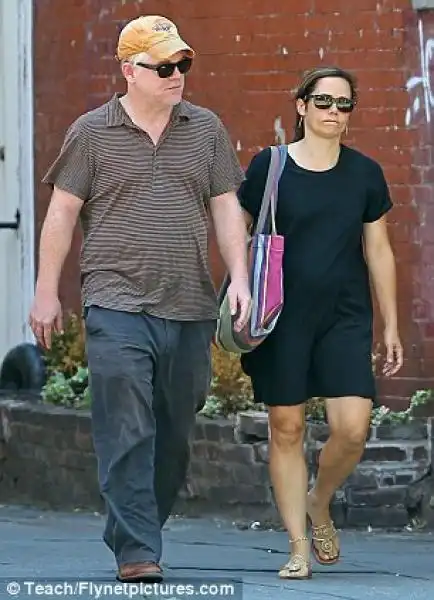 PHILIP SEYMOUR HOFFMAN CON LA COMPAGNA MIMI O DONNELL 