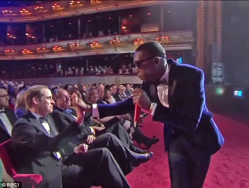 Il Principe William batte il cinque con Tinie Tempah 