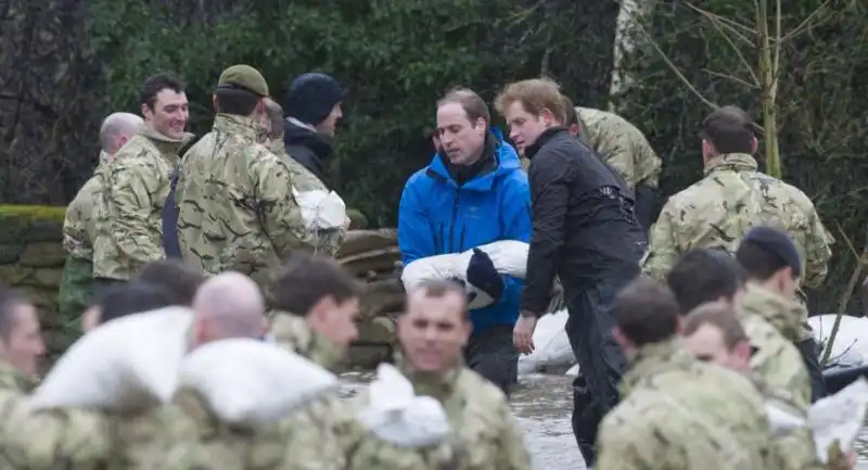 I PRINCIPI HARRY E WILLIAM AIUTANO DURANTE L ALLUVIONE IN INGHILTERRA 